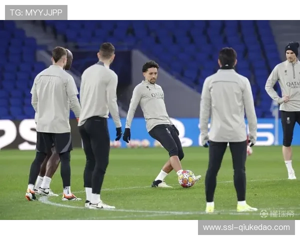 斯特拉斯堡vs巴黎一役，马尔基尼奥斯与对手头部相撞后双双倒地