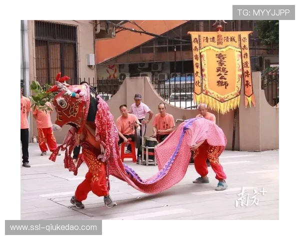 曲靖打鼓村“鸿耀杯”摔跤比赛吸引周边群众观赛，民俗竞技与春节氛围融合