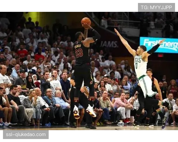 特写镜头:比赛结束后,凯恩与老队友戴尔在中圈长时间交谈与拥抱 特写镜头:比赛结束后,凯恩与老队友戴尔在中圈长时间交谈与拥抱